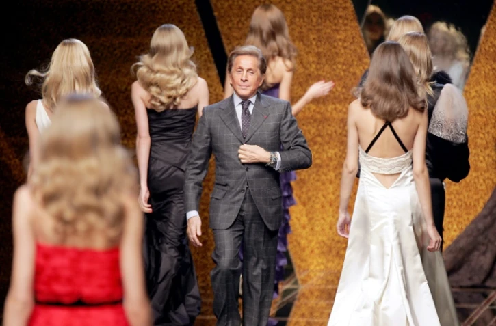 Le couturier Valentino Garavani à la fin de son défilé de prêt-à-porter automne-hiver 2008, le 28 février 2007 à Paris. 