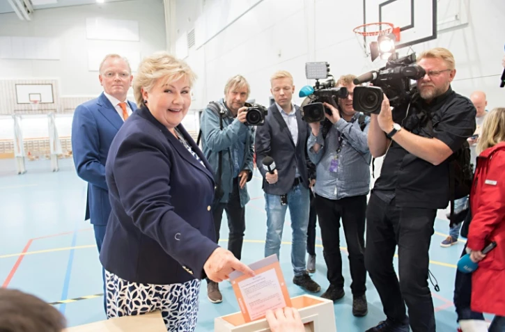 La Première ministre de Norvège Erna Solberg et son mari Sindre Finnes (g) votent à Bergen le 11 septembre 2017