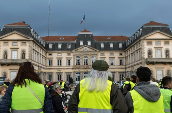 Des "gilets jaunes" devant la préfecture du Puy-de-Velay le 17 novembre 2018