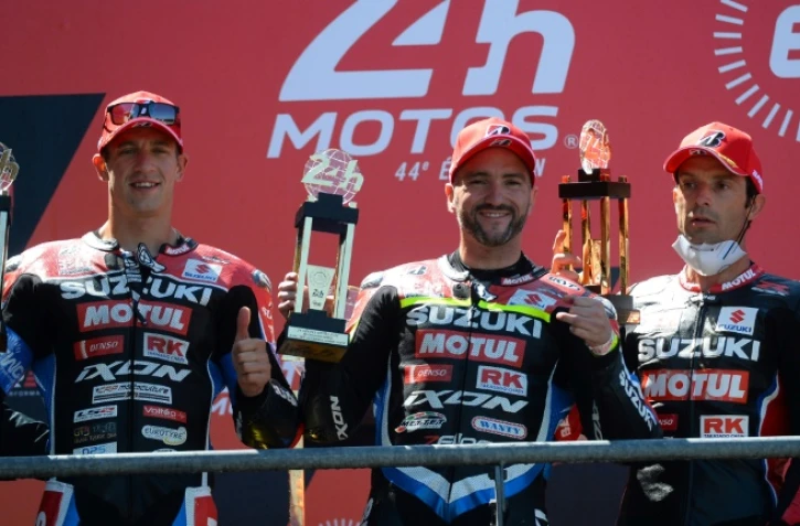 La joie des pilotes de l'écurie Suzuki Yoshimura-SERT, le Belge Xavier Siméon et le Franco-Britannique Français Gregg Black (c) et le Français Sylvain Guintoli,  vainqueurs des 24 Heures du Mans moto, le 13 juin 2021 sur le circuit Bugatti