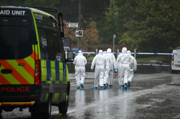 Des membres de la police scientifique se dirigent vers la synagogue d'Heaton Park, à Crumpsall, au nord de Manchester, le 4 octobre 2025 en Angleterre