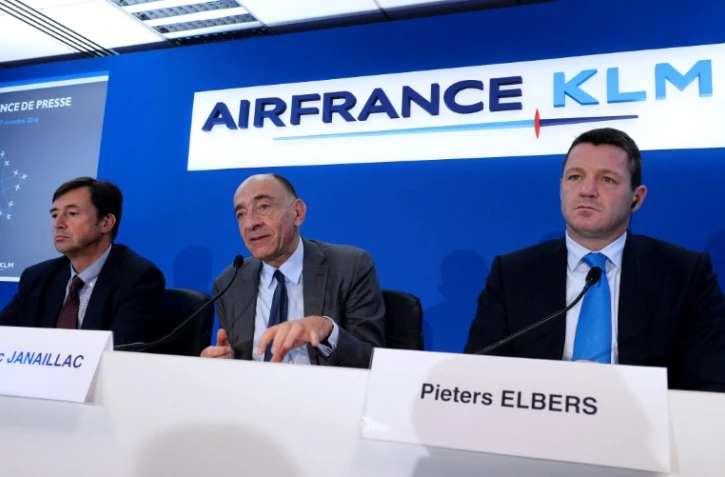 Le PDG d'Air France-KLM, Jean-Marc Janaillac (C) lors de la présentation du plan stratégique "Trust together" (la confiance ensemble) à Saint-Denis (France) le 3 novembre 2016, entouré de Franck Terner et Pieter Elbers. Les pilotes de la compagnie aérienne doivent se prononcer sur ce plan dans un vote qui prendra fin lundi matin.