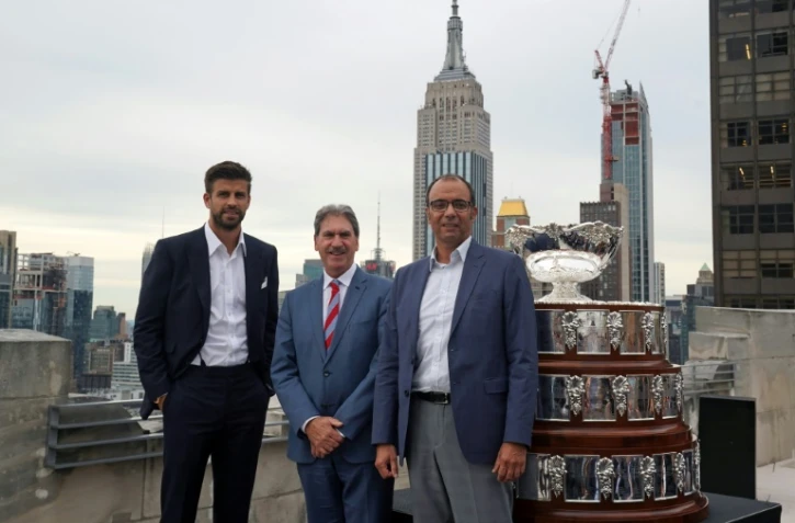 Le footballeur Gerard Pique, fondateur et président de Kosmoa, à gauche, et le président de l'ITF David Haggerty à droite avec le trophée de la Coupe Davis le 5 septembre 2019 à New York aux Etats Unis.