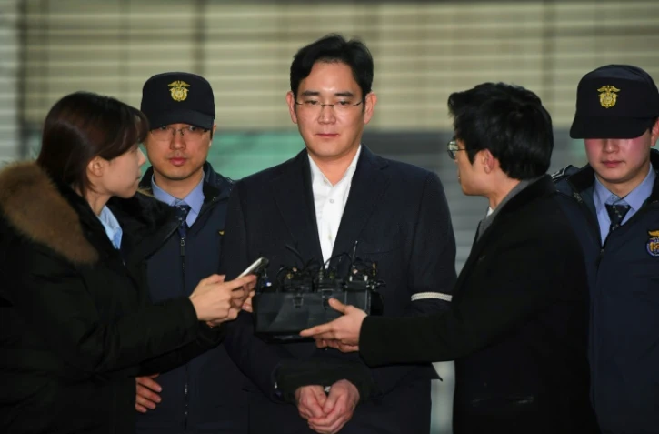 L'héritier de l'empire Samsung, Lee Jae-Yong (c), le 22 février 2017 à Séoul