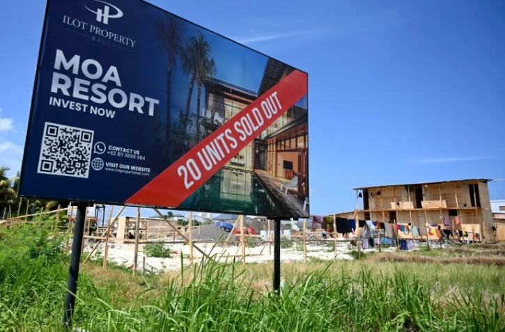 Un panneau à l'entrée d'un projet immobilier au milieu des rizières, à Canggu, sur l'île de Bali, le 22 octobre 2024