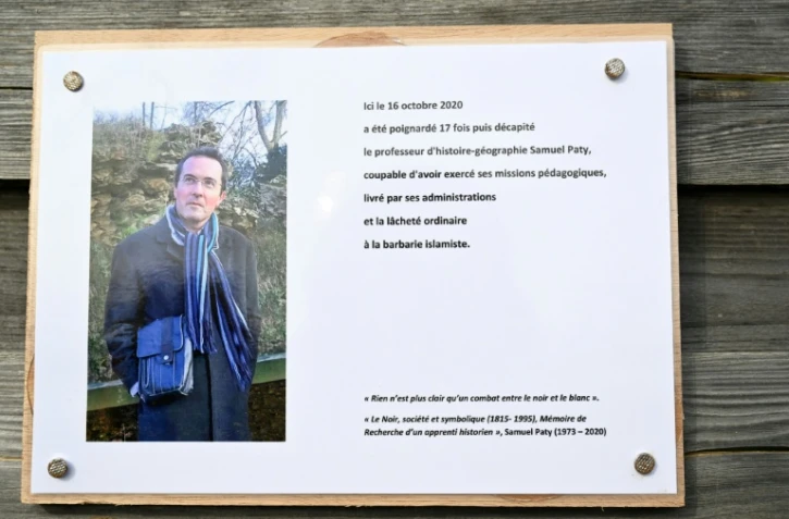 Une plaque commémorative à la mémoire de Samuel Paty, le 16 octobre 2023, près du collège du Bois d'Aulne à Conflans-Sainte-Honorine, dans les Yvelines