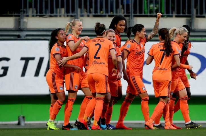 Les Lyonnaises se congratulent après le but de Dzsenifer Marozsan, à Wolfsbourg, le 27 mars 2019