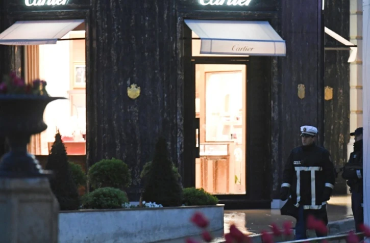 Des policiers près de la boutique Cartier cible d'un braquage, le 25 mars 2017 à Monaco