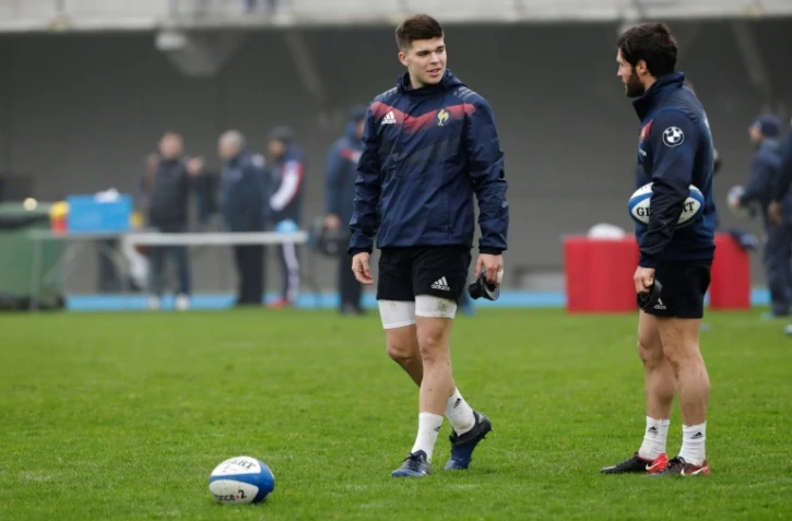 Le demi d'ouverture Matthieu Jalibert (g) et le demi de mêlée Maxime Machenaud à l'entraînement avec l'équipe de France, le 27 janvier 2018 à Marcoussis
