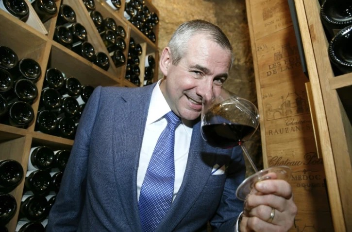 Eric Beaumard, sommelier à l'Hôtel George V, dans la cave de l'établissement, le 26 novembre 2015 à Paris 