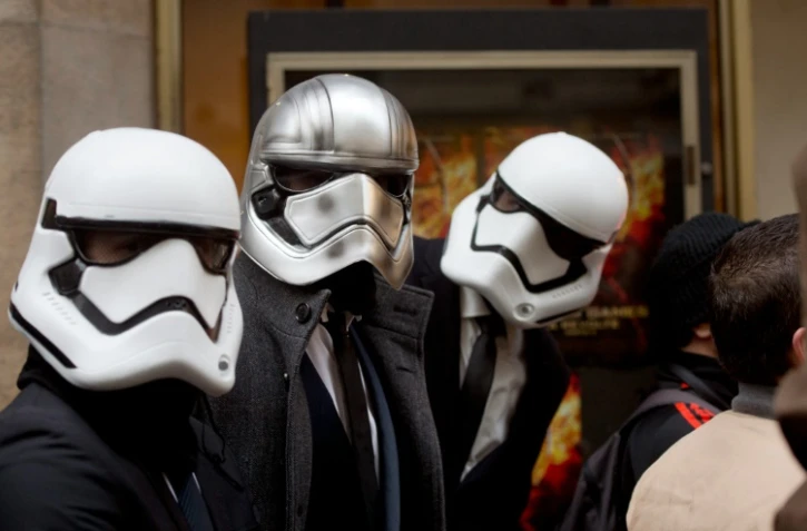 Des fans costumés en "Stormtroopers" font la queue devant le Grand Rex pour voir le dernier opus "Star Wars", le 16 décembre 2015 à Paris