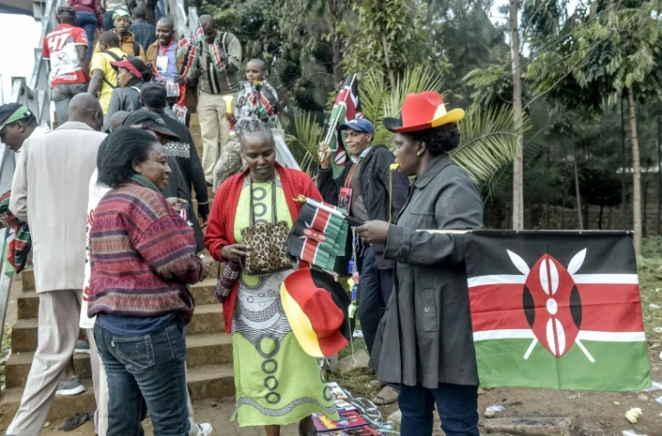Des marchands vendent des drapeaux et autres objets à l'extérieur du stade Kasarani de Nairobi, le 28 novembre 2017, avant la cérémonie d'intronisation du président Uhuru Kenyatta