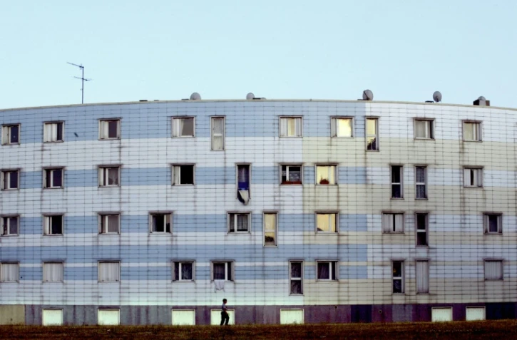 Un immeuble de la cité de la Grande Borne à Grigny (Essonne) classée en zone de sécurité prioritaire (ZSP) et où la moitié de la population vit sous le seuil de pauvreté