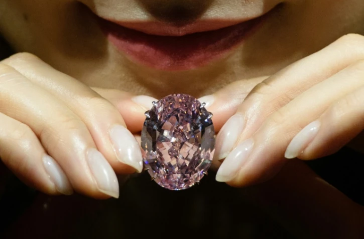 Le diamant "Pink Star" exposé le 29 mars 2017 à chez Sotheby's à Hong Kong avant sa mise aux enchères