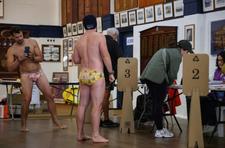 Des baigneurs aux urnes dans un bureau de vote de Bondi Beach, à Sydney (Australie), le 3 mai 2025