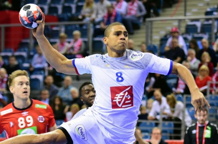 Daniel Narcisse (c) ajuste son tir face à la Norvège lors de l'Euro de hand, le 27 janvier 2016 à Cracovie