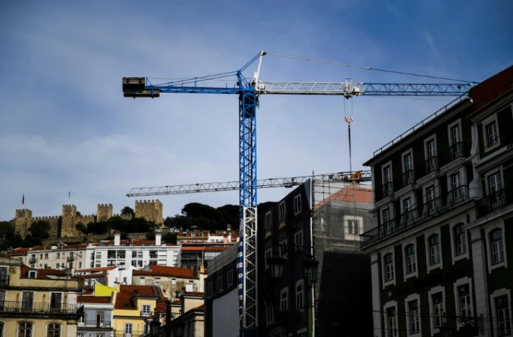 Des grues de chantier dans le quartier de la place de Figueira à Lisbonne, le 19 avril 2018