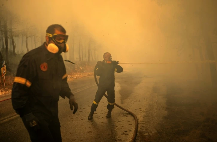Des pompiers grecs tentent d’éteindre un incendie de forêt dans la région de Porto Germeno, à quelque 70 kilomètres au nord-ouest d’Athènes, dans la région de la Viotia, le 2 août 2026