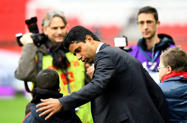 Le président du PSG Nasser Al-Khelaïfi salue les enfants au Parc des Princes, lors de la réception de Nancy, le 4 mars 2017