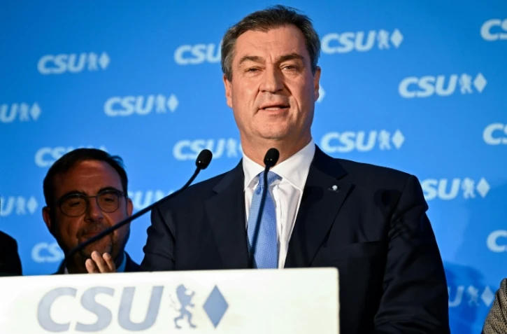 Le chef du gouvernement de Bavière Markus Söder et candidat de la CSU aux élections régionales allemandes, fait une déclaration après les premiers résultats de sortie des urnes, le 8 octobre 2023 à Munich, dans le sud de l'Allemagne