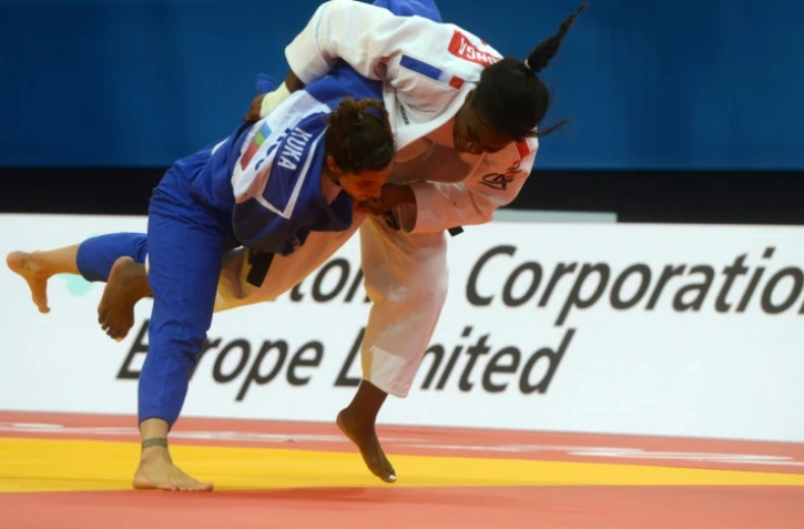 La judoka française Madeleine Malonga (blanc) en demi-finale face à la Kosovare Loriana Kuka, aux Championnats d'Europe, le 21 novembre 2020 à Prague