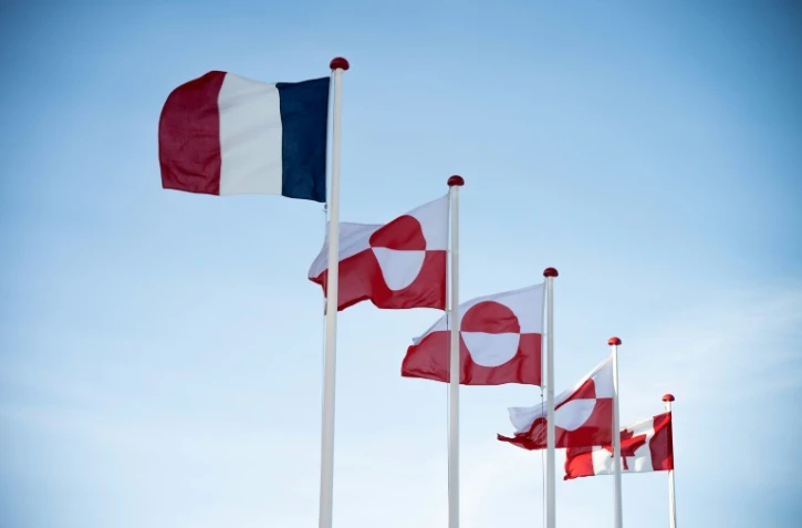 Les drapeaux français et canadien ancadrent ceux du Groenland en face du Parlement de Nuuk, le 6 février 2026