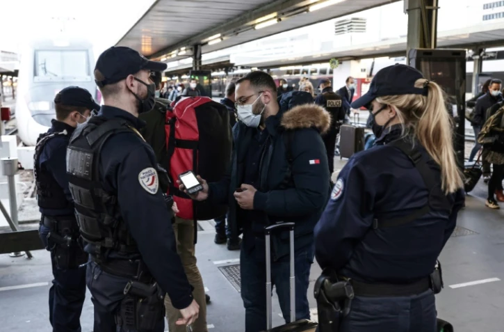 La police contrôle des voyageurs à la gare de Lyon à Paris, le 26 mars 2021