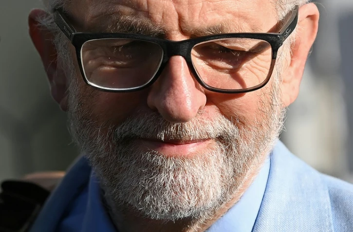 L'ex chef du Parti travailliste britannique Jeremy Corbyn quittant son domicile à Londres le 18 novembre 2020