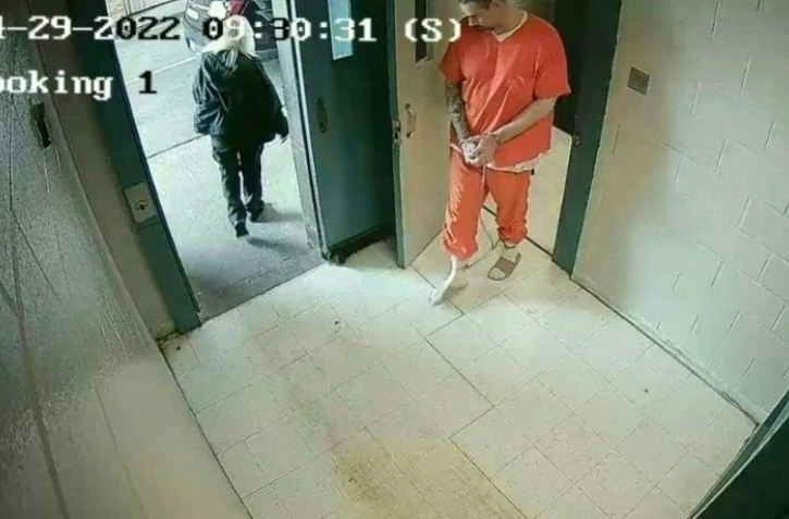 Capture vidéo publiée par le Comté de Lauderdale montre Casey White, un détenu du centre de détention de Lauderdale s'échappant avec l'aide de Vicky White, directrice adjointe des services correctionnels de l'Alabama, le 29 avril 2022