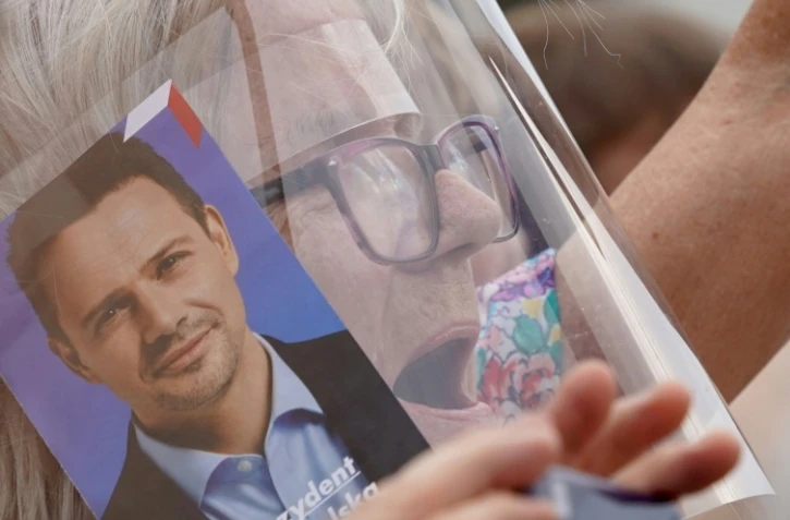 Une partisane du candidat à la présidentielle Rafal Trzaskowski lors d'un meeting à Varsovie le 26 juin 2020