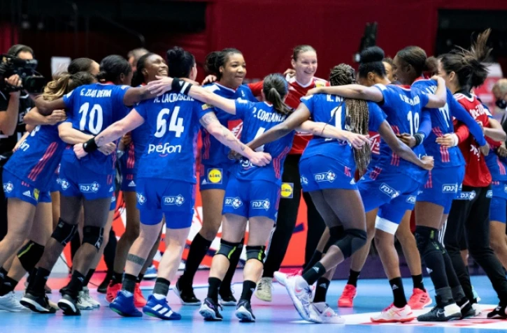 Les Françaises célèbren leur victoire, 26-25 face à l'Espagne, pour leur premier match du tour principal de l'Euro-2020, le 10 décembre 2020 à Herning (Danemark)