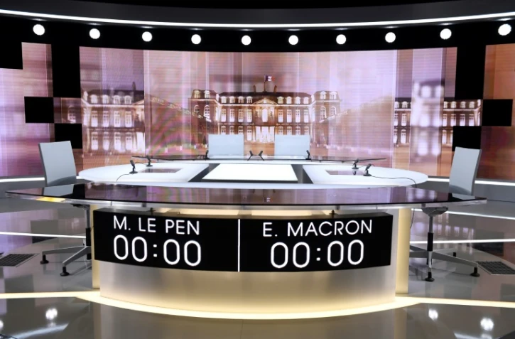 Le plateau du débat télévisé de l'entre deux tours de la présidentielle, le 2 mai 2017, à La Plaine Saint Denis
