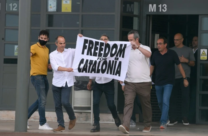 (De G à D) Les indépendantistes catalans Jordi Turull, Jordi Cuixart, Joaquim Forn, Josep Rull, Raul Romeva et Oriol Junqueras à leur sortie de la prison de Lledoners, à Sant Joan de Vilatorrada, le 23 juin 2021