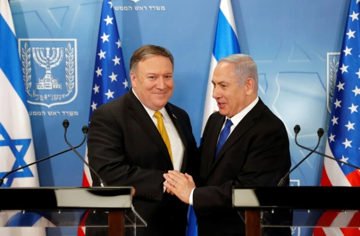 Le nouveau secrétaire d'Etat américain Mike Pompeo et le Premier ministre israélien Benjamin Netanyahu lors d'une conférence de presse le 29 avril 2018 à Tel-Aviv