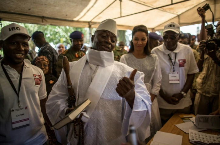 Le président gambien Yahya Jammeh vote à Banjul, le 1er décembre 2016
