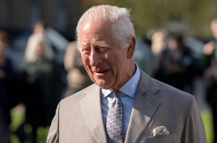 Le roi Charles III photographié après une discussion avec des associations, le 20 septembre 2024 à Cumnock au Royaume-Uni