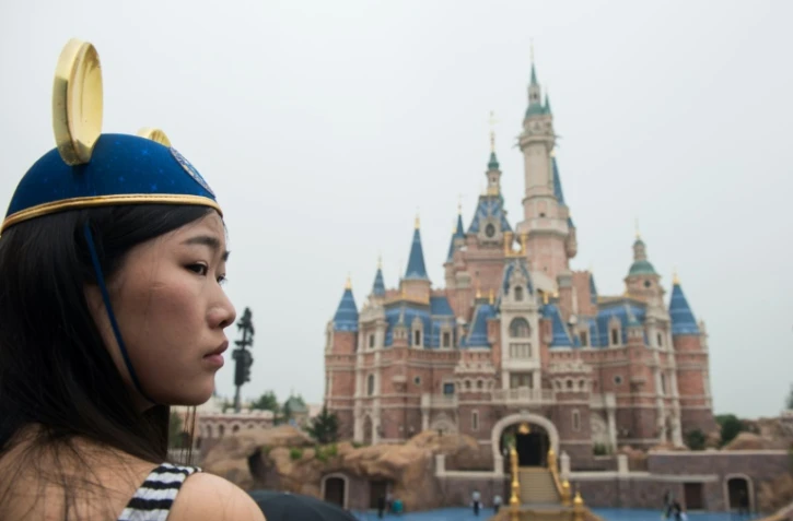 Une jeune fille porte des oreilles de Mickey pour la cérémonie d'ouverture du Disney Resort de Shanghai le 16 juin 2016