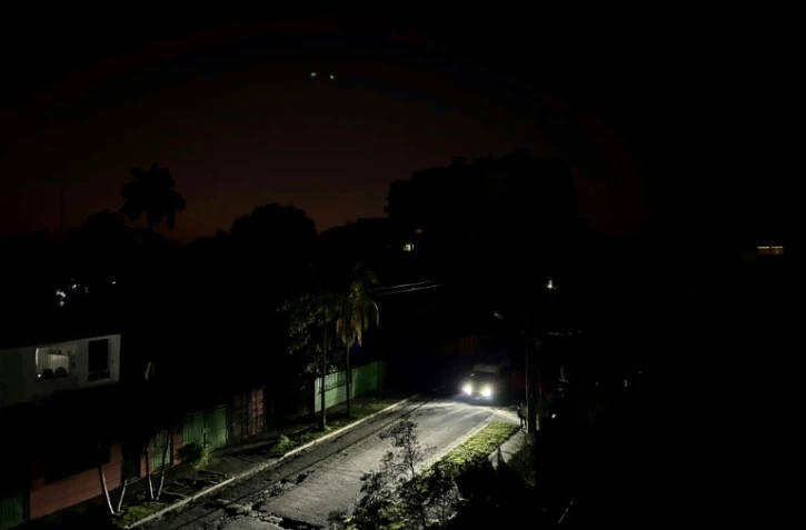Une rue de La Havane pendant la panne générale d'électricité à Cuba, le 14 mars 2025