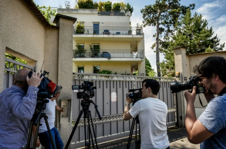 Des journalistes campent devant l'entrée de l'immeuble où habite Gérard Collomb qui doit faire face à une perquisition dans le cadre d'une enquête préliminaire sur des soupçons de détournements de fonds publics, le 5 juin 2019 à Lyon