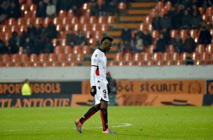 L'attaquant de Nice Mario Balotelli quitte la pelouse du Moustoir après un carton rouge face à Lorient, le 18 février 2017  