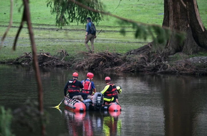 Une équipe de secours navigue sur le fleuve Guadalupe à la recherche de corps et de survivants suite aux inondations ayant causé la mort de plus de 100 personnes au Texas, le 7 juillet 2025