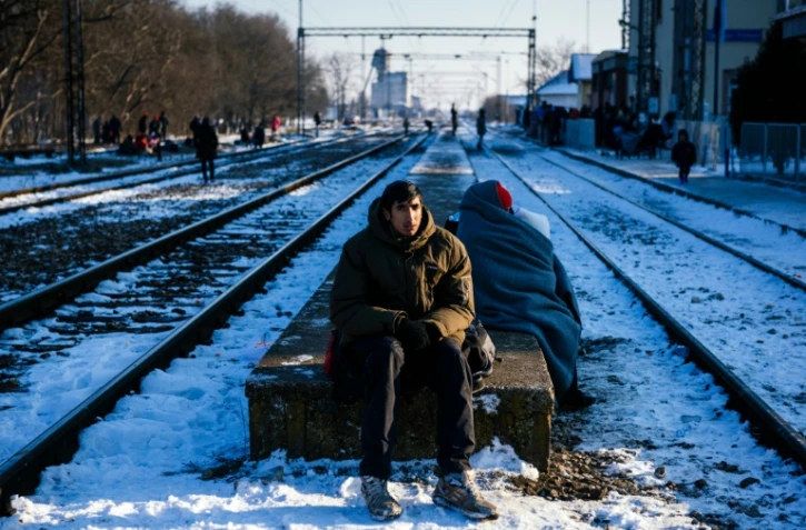 Attente de réfugiés et migrants à la gare de Presevo (sud de la Serbie), le 20 janvier 2016