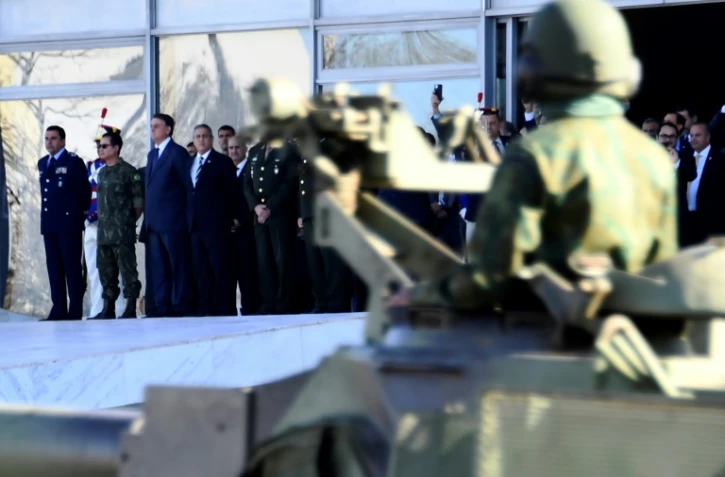 Le président brésilien Bolsonaro assiste à un défilé militaire à Brasilia le 10 août 2021
