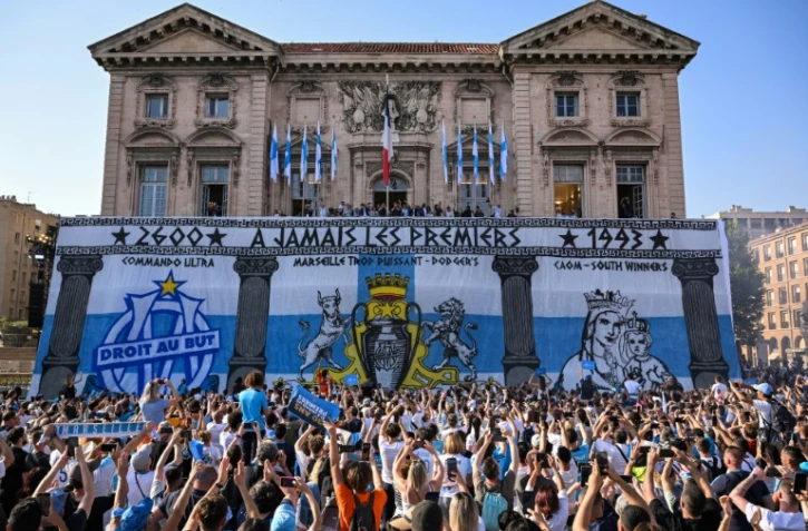 Une bannière géante déployée depuis le balcon de la mairie de Marseille, lors des festivités pour les 30 ans du sacre de l'OM en Ligue des champions, le 26 mai 2023 à Marseille