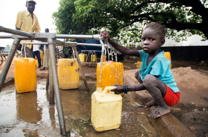 Le 21 mars 2017, un enfant s'approvisionne à un point d'eau à Juba, au Soudan du Sud confronté à une famine