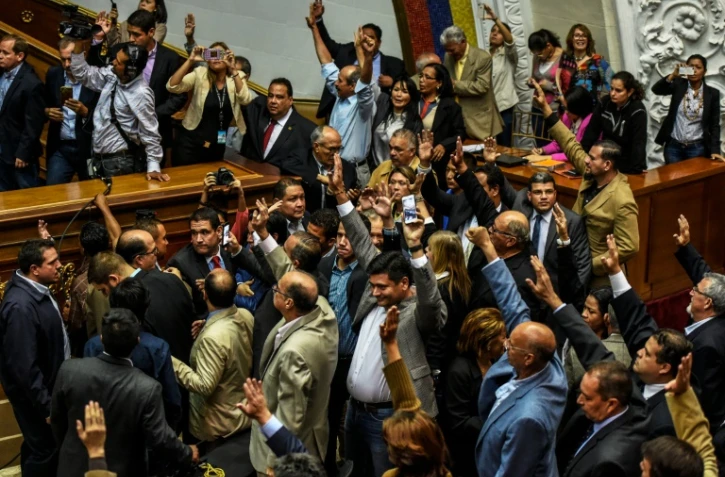 Les députés de l'opposition se prononcent pour l'ouverture d'une procédure en destitution contre le président Maduro lors d'un débat au Parlement à Caracas, le 25 octobre 2016