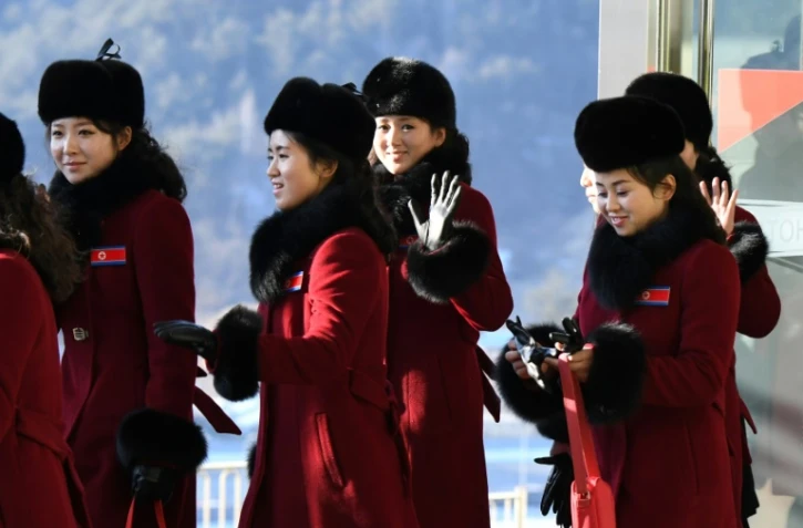 Des pom-pom girls nord-coréennes sortent de leur hôtel à Inje, au nord de Pyeongchang, le 7 février 2018