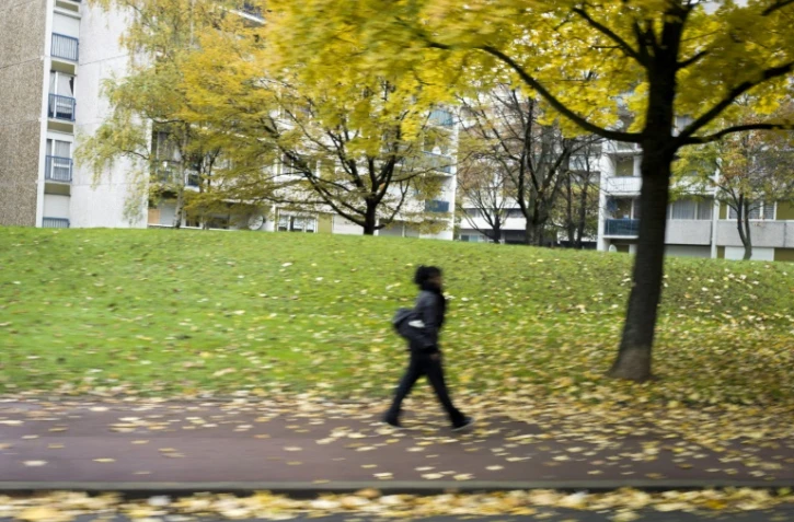 Une mort sur douze survenues dans une période de cinq ans pourrait être évitée grâce à 30 minutes d'activité physique quotidienne cinq jours par semaine, comme faire le ménage ou aller au travail à pied, selon une étude parue vendredi.