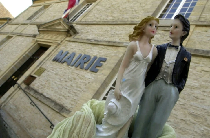 Le mariage, plus tardif et personnalisé, se paie à crédit