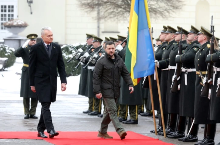 Le président lituanien Gitanas Nauseda (gauche) et Volodymyr Zelensky (droite) passent devant une garde d'honneur à l'arrivée du président ukrainien à Vilnius le 10 janvier 2024